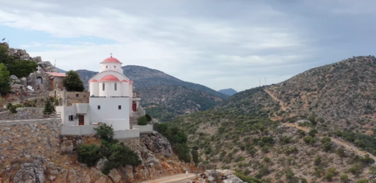 «Πετάξτε» πάνω από τις ομορφότερες εκκλησίες και ξωκλήσια της Κρήτης! (βίντεο)